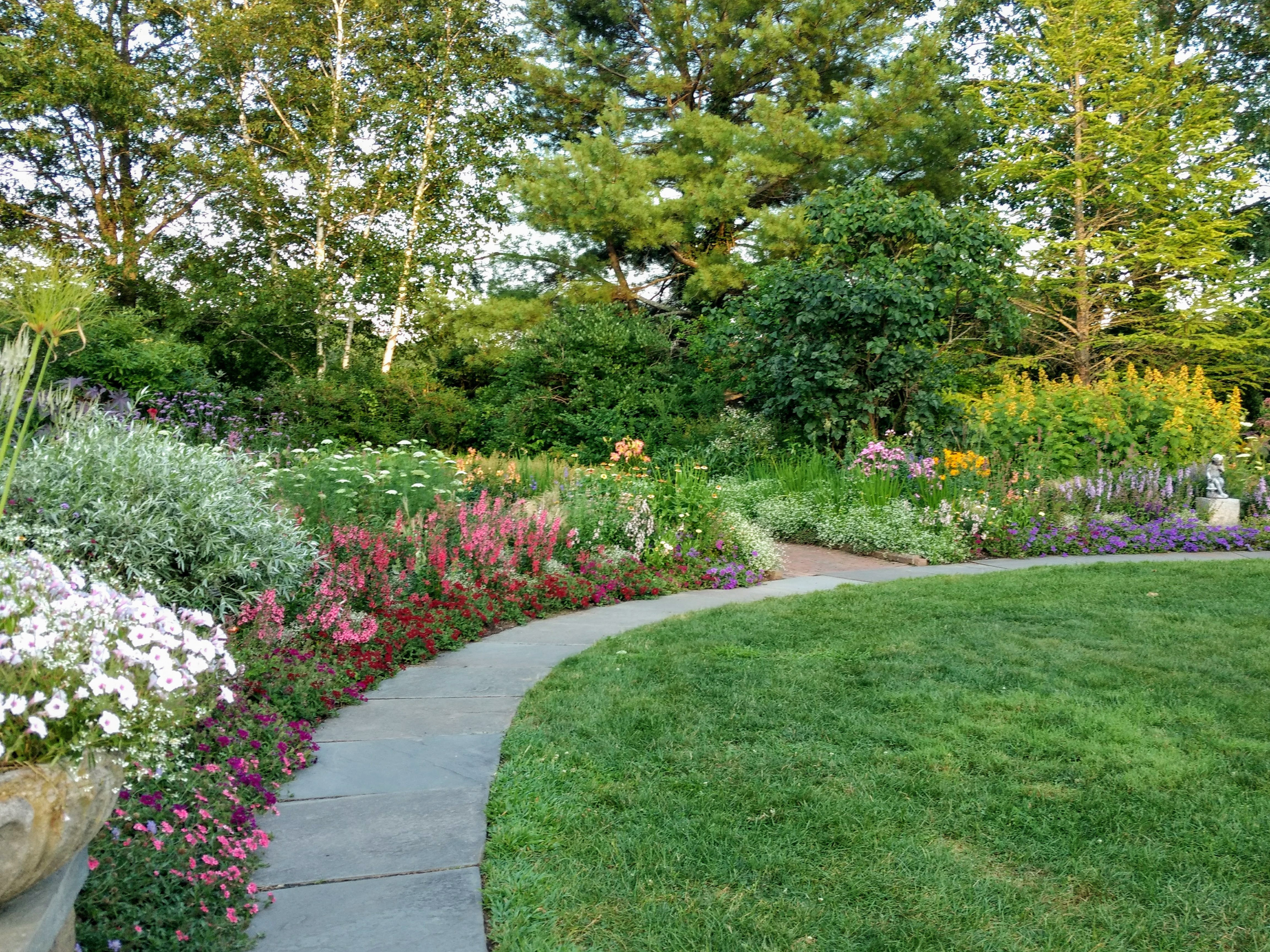 Благоустройство участка частного дома в Липецке и Липецкой области